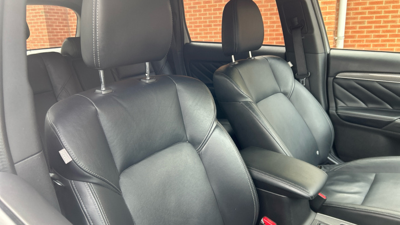 Mitsubishi Outlander 2.4 PHEV Dynamic Safety 5dr Auto Estate